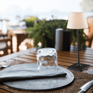Lampada da tavolo per esterni IP44 Jammin con batteria ricaricabile ambientazione tavolo