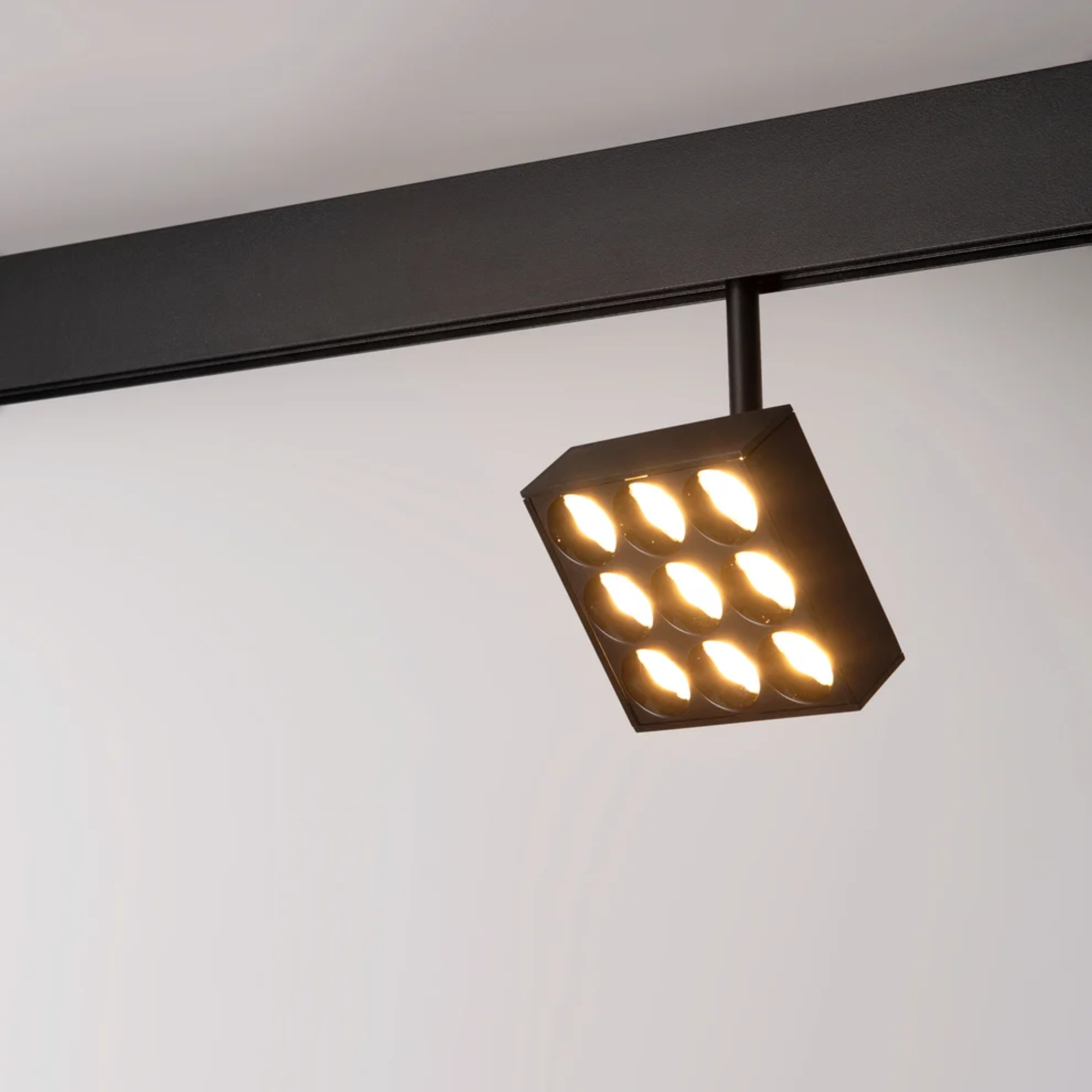 Faretto quadrato orientabile per binario magnetico 48V 9W CRI90 - UGR18 - De Sanctis Light and Design - immagine 2