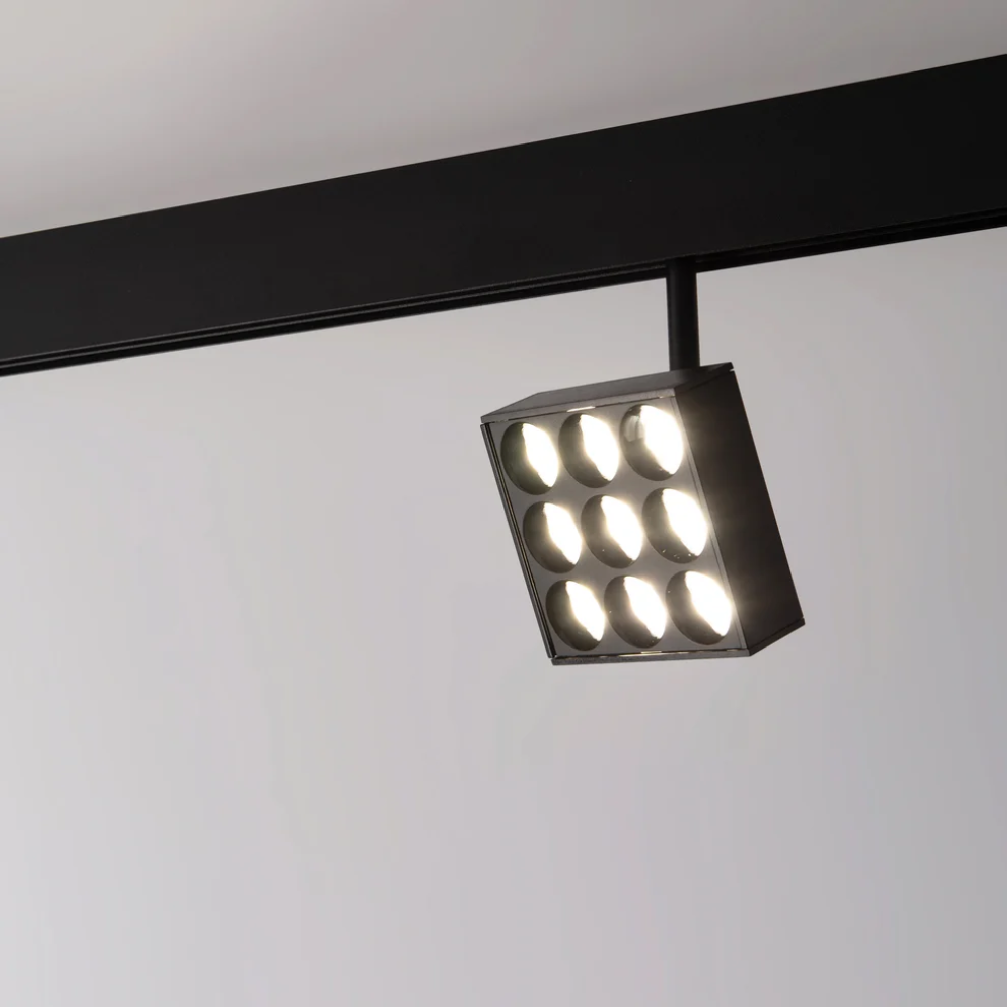 Faretto quadrato orientabile per binario magnetico 48V 9W CRI90 - UGR18 - De Sanctis Light and Design - immagine 3