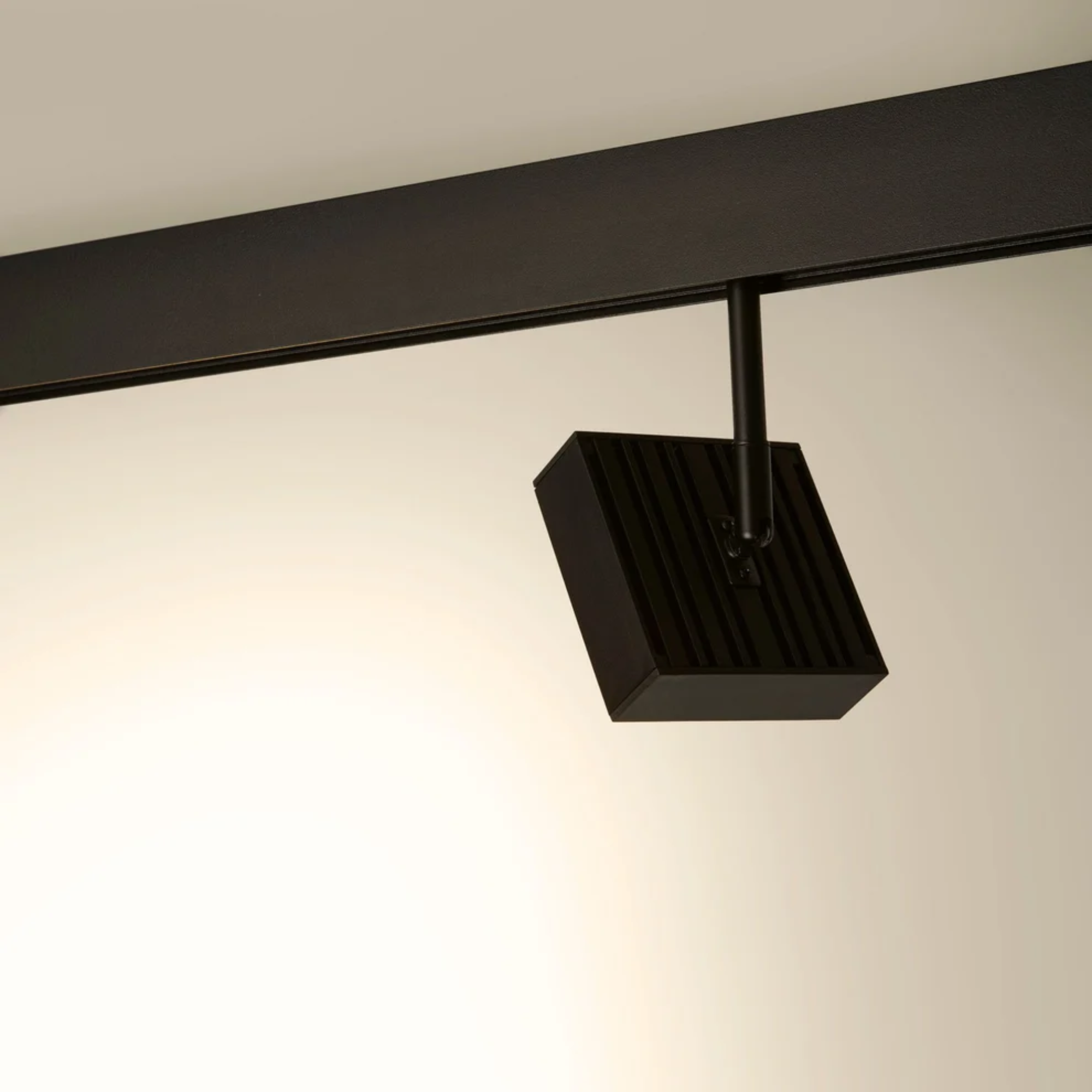 Faretto quadrato orientabile per binario magnetico 48V 9W CRI90 - UGR18 - De Sanctis Light and Design - immagine 5