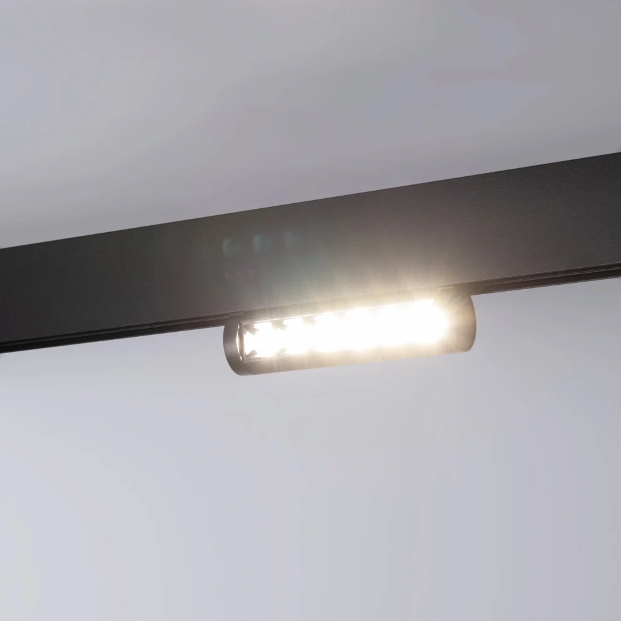 Faretto lineare orientabile per binario magnetico 48V - 6W- UGR 18 - De Sanctis Light and Design - immagine 3