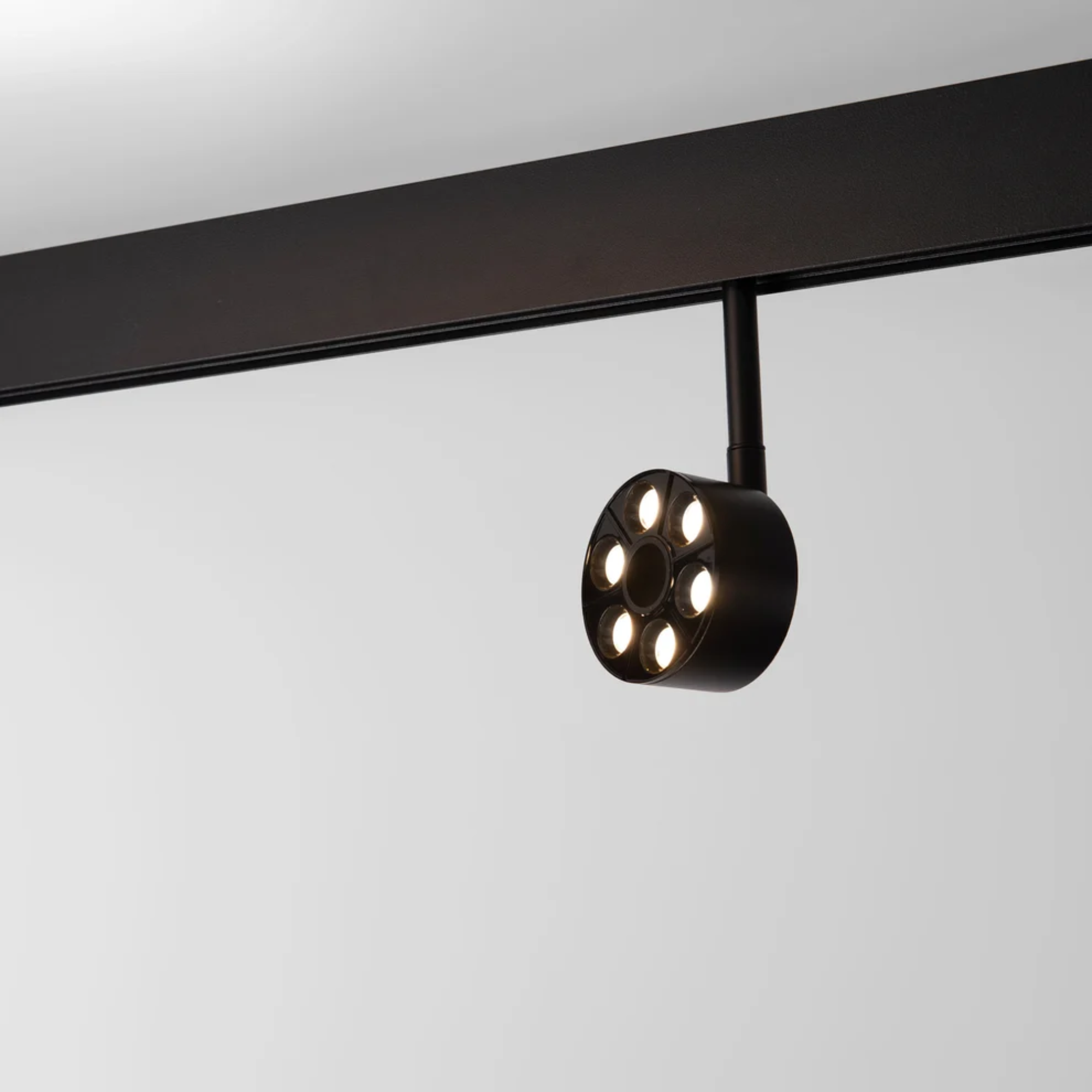 Lampada circolare orientabile per binario magnetico 6W 48V - De Sanctis Light and Design - immagine 4